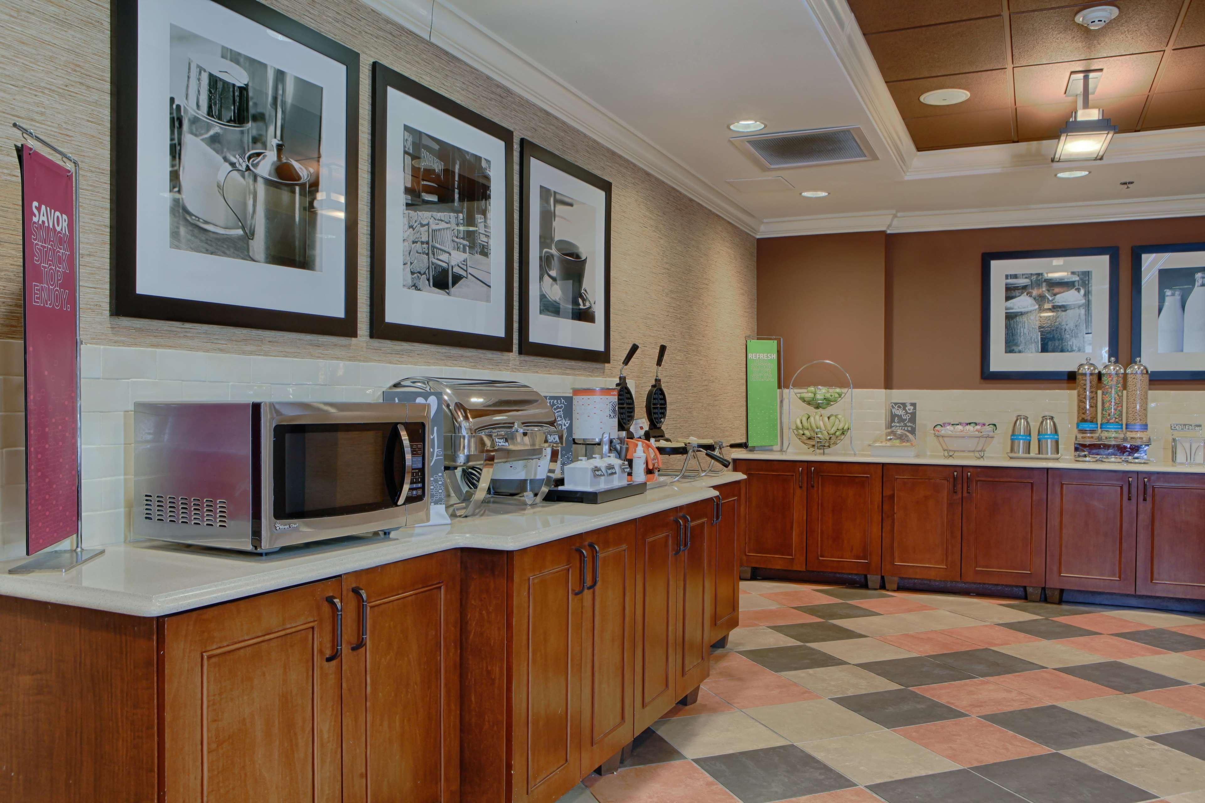 Hampton Inn Atlanta-Canton Exteriör bild