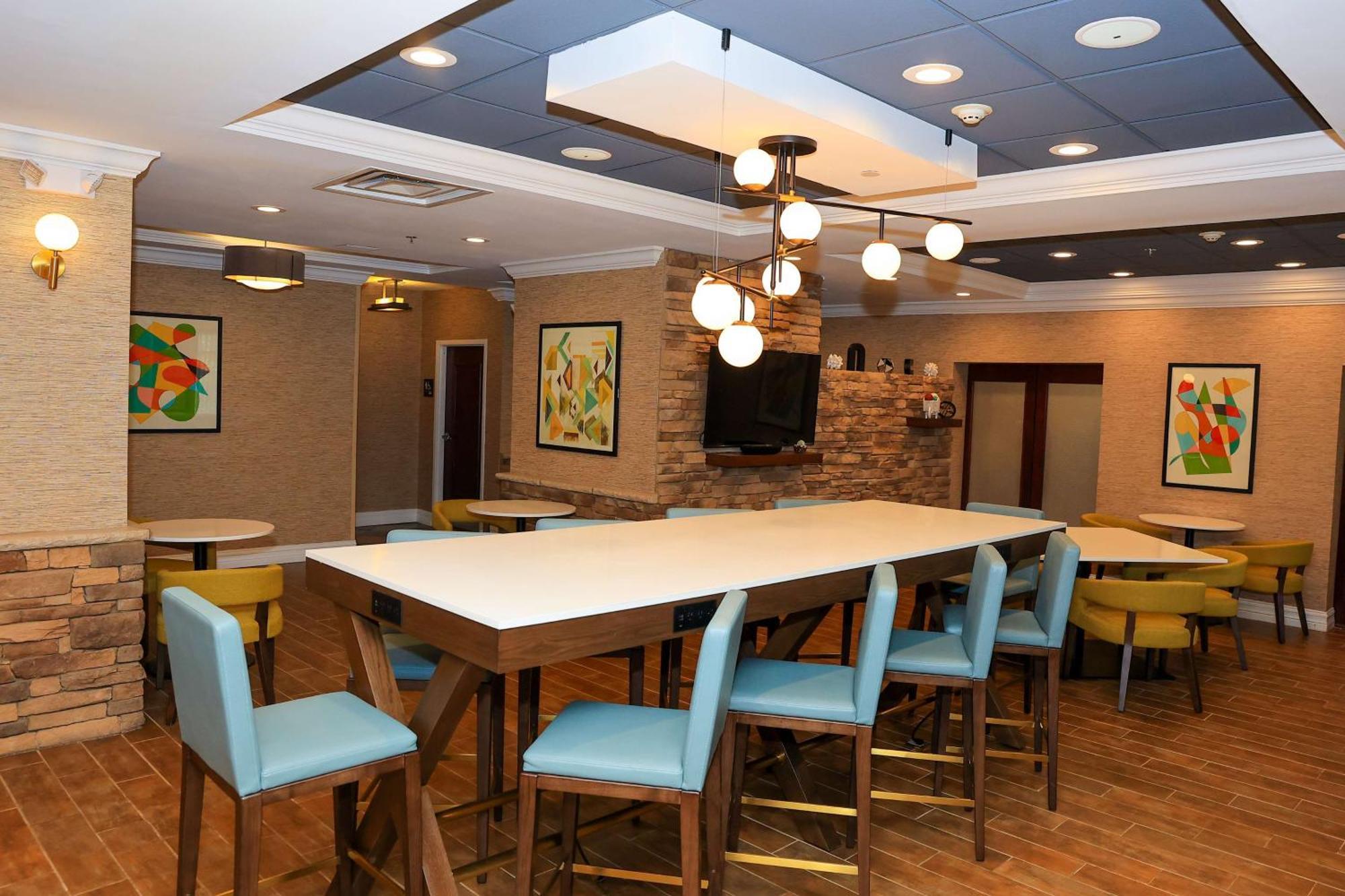 Hampton Inn Atlanta-Canton Exteriör bild